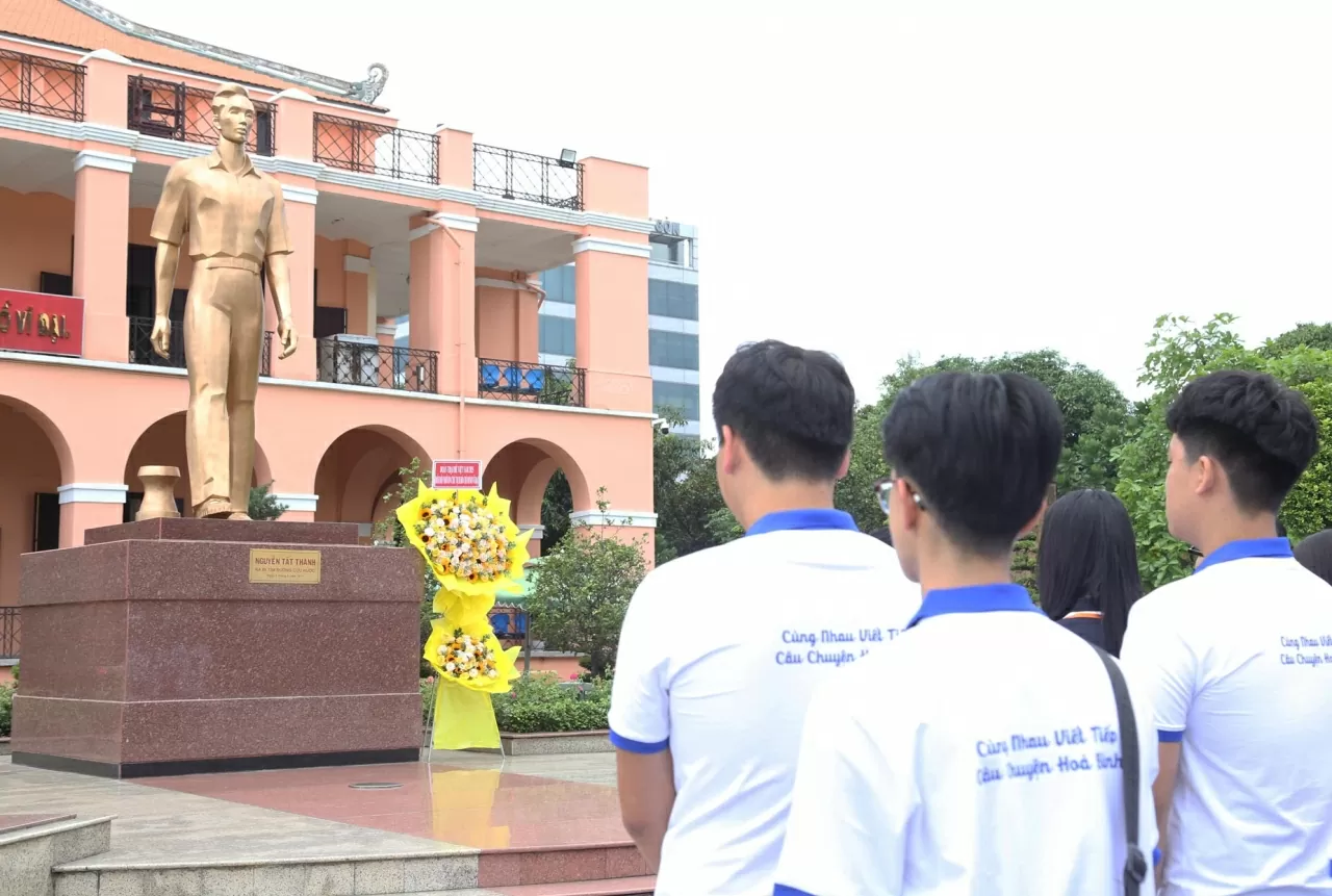 Đoàn thanh niên, sinh viên kiều bào dâng hương, bày tỏ lòng biết ơn Chủ tịch Hồ Chí Minh Đoàn thanh niên, sinh viên kiều bào dâng hương, bày tỏ lòng biết ơn Chủ tịch Hồ Chí Minh