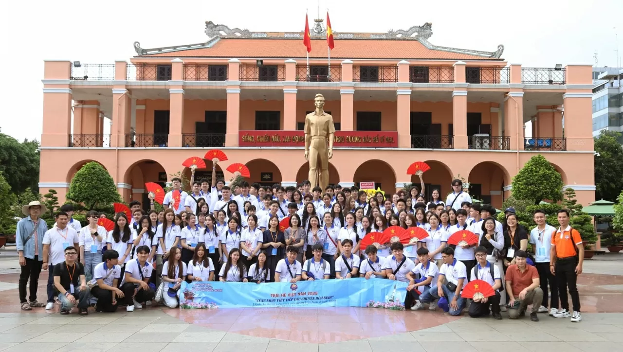 Đoàn thanh niên, sinh viên kiều bào dâng hương, bày tỏ lòng biết ơn Chủ tịch Hồ Chí Minh Đoàn thanh niên, sinh viên kiều bào dâng hương, bày tỏ lòng biết ơn Chủ tịch Hồ Chí Minh