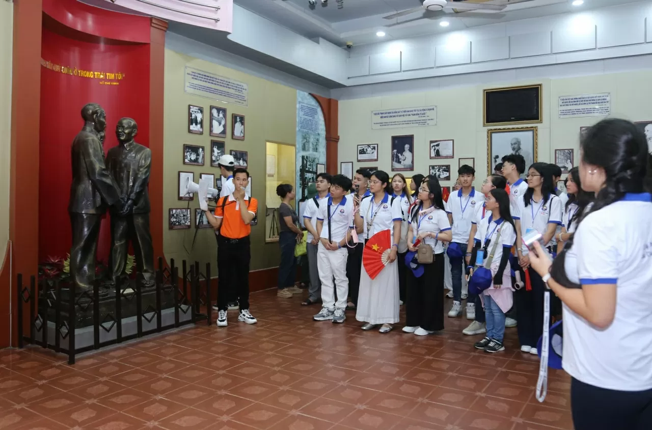 Đoàn thanh niên, sinh viên kiều bào dâng hương, bày tỏ lòng biết ơn Chủ tịch Hồ Chí Minh Đoàn thanh niên, sinh viên kiều bào dâng hương, bày tỏ lòng biết ơn Chủ tịch Hồ Chí Minh