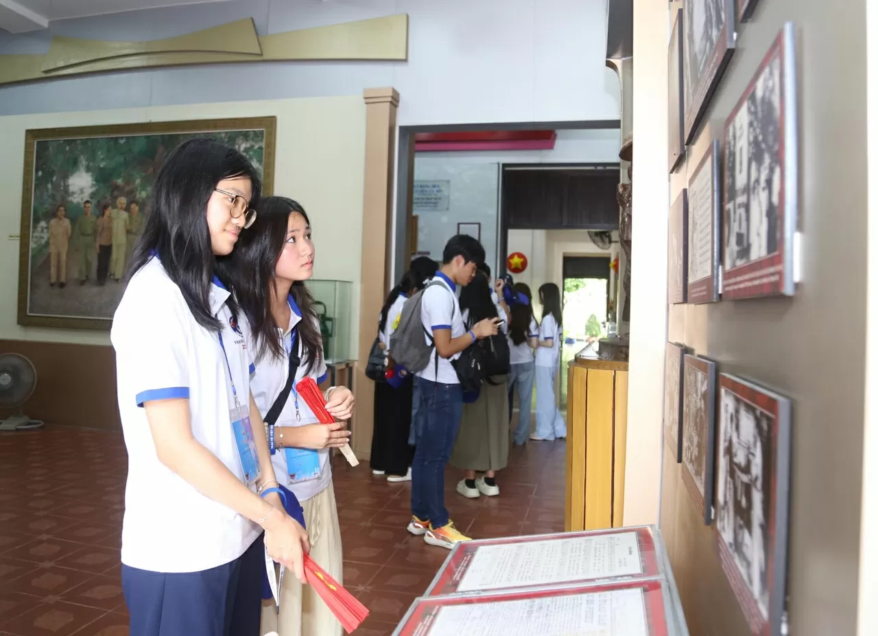 Đoàn thanh niên, sinh viên kiều bào dâng hương, bày tỏ lòng biết ơn Chủ tịch Hồ Chí Minh Đoàn thanh niên, sinh viên kiều bào dâng hương, bày tỏ lòng biết ơn Chủ tịch Hồ Chí Minh