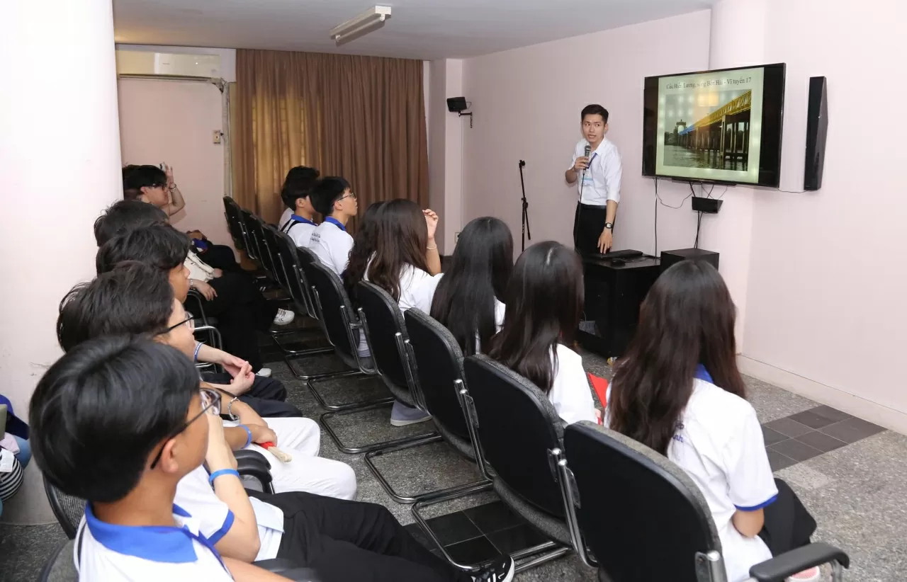 Đoàn thanh niên, sinh viên kiều bào dâng hương, bày tỏ lòng biết ơn Chủ tịch Hồ Chí Minh Đoàn thanh niên, sinh viên kiều bào dâng hương, bày tỏ lòng biết ơn Chủ tịch Hồ Chí Minh