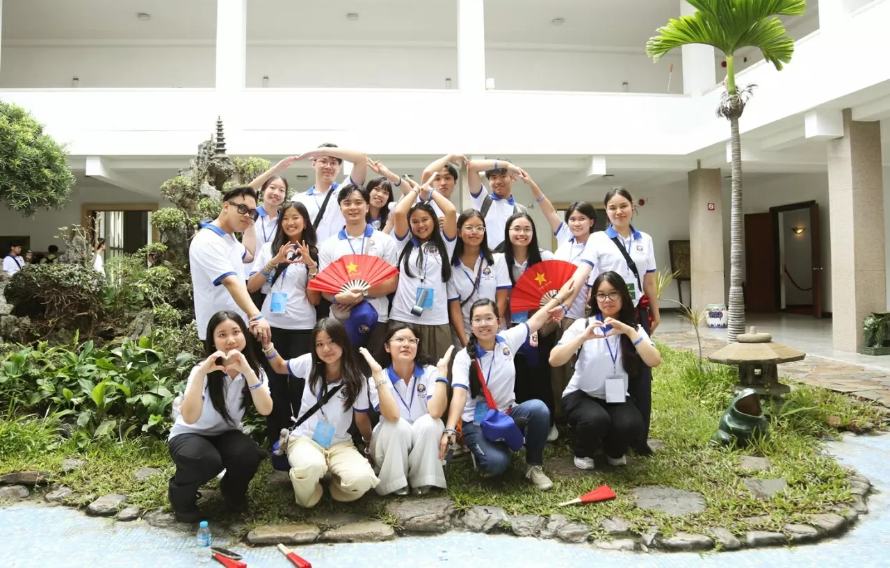 Đoàn thanh niên, sinh viên kiều bào dâng hương, bày tỏ lòng biết ơn Chủ tịch Hồ Chí Minh