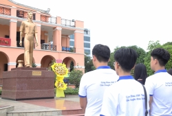 Kiều bào trẻ về thăm Bến Nhà Rồng, Dinh Độc Lập, tìm hiểu dấu ấn lịch sử dân tộc