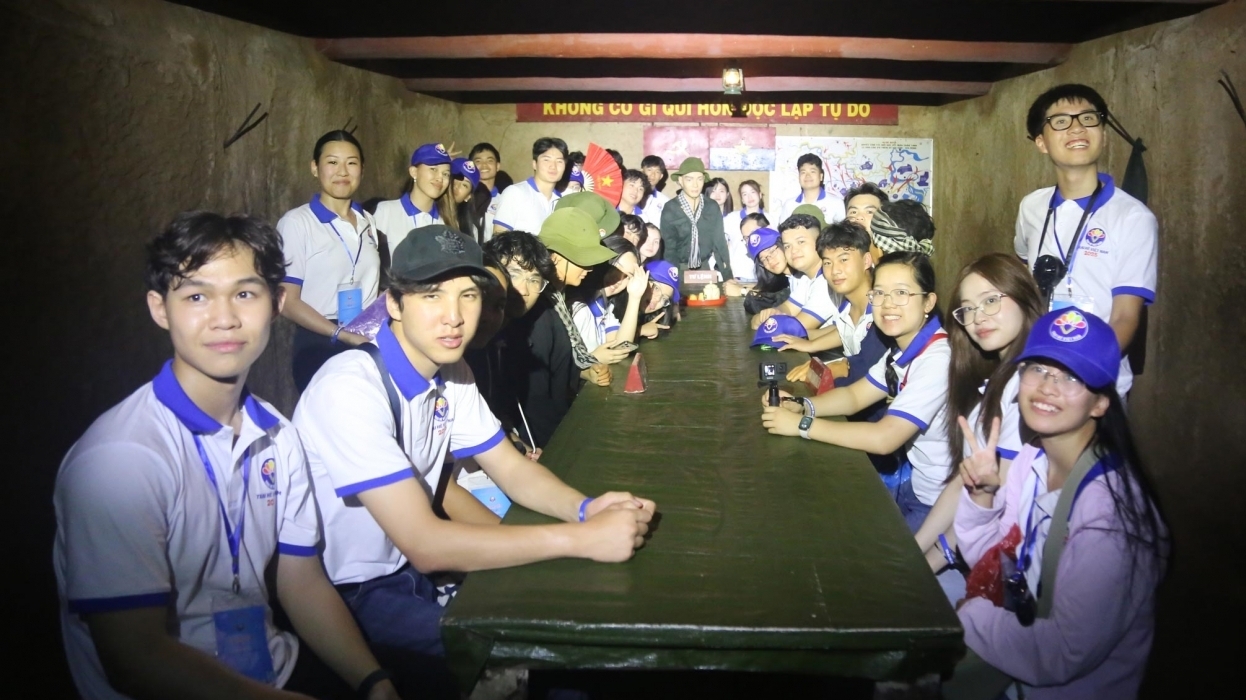 Trại Hè Việt Nam 2025: Các kiều bào trẻ thích thú trải nghiệm Địa đạo Củ Chi