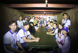 Trại Hè Việt Nam 2025: Các kiều bào trẻ thích thú trải nghiệm Địa đạo Củ Chi