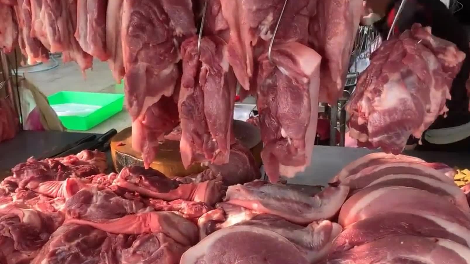 Giá heo hơi hôm nay 13/8: Đồng loạt giảm trên 3 miền