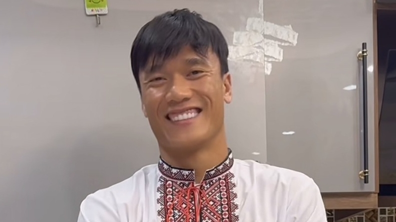 Thủ môn Bùi Tiến Dũng đón vợ con cùng mẹ, em gái trở lại Việt Nam