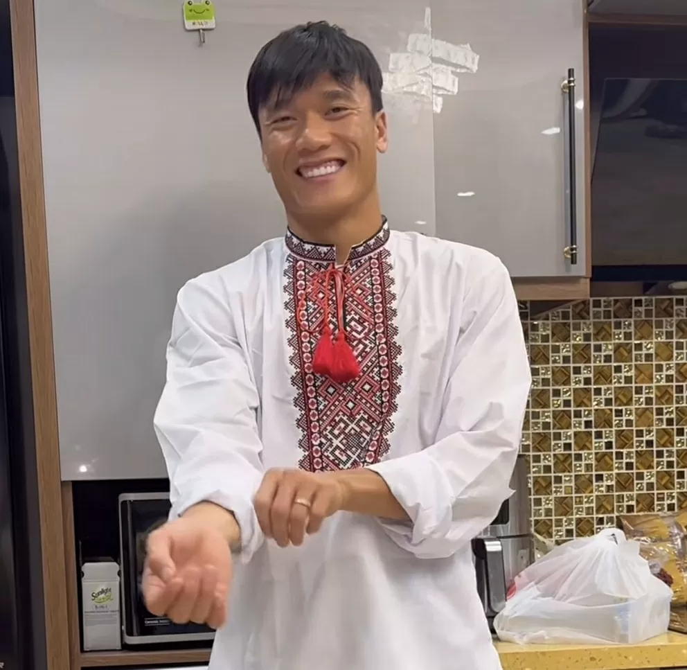 Thủ môn Bùi Tiến Dũng đón vợ con cùng mẹ, em gái trở lại Việt Nam Thủ môn Bùi Tiến Dũng đón vợ con cùng mẹ, em gái trở lại Việt Nam