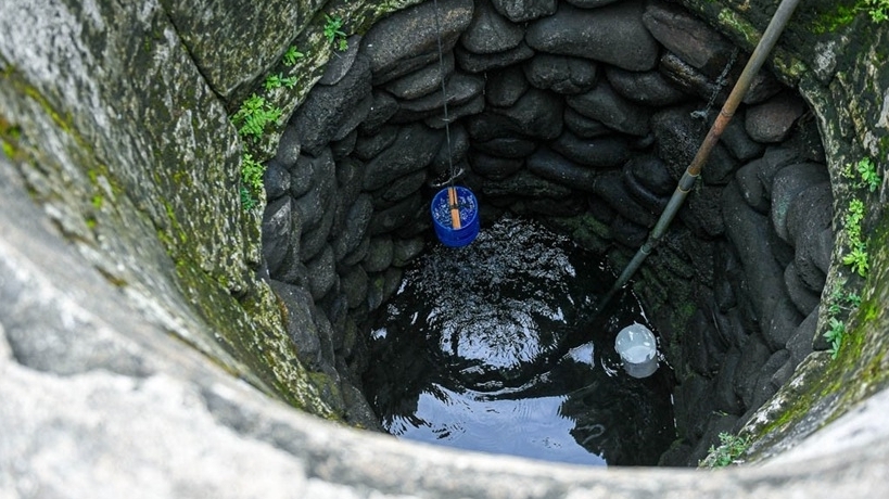 Giếng cổ Lý Sơn chưa bao giờ nhiễm mặn hay khô cạn, nước luôn trong vắt, mát lạnh, ngon ngọt