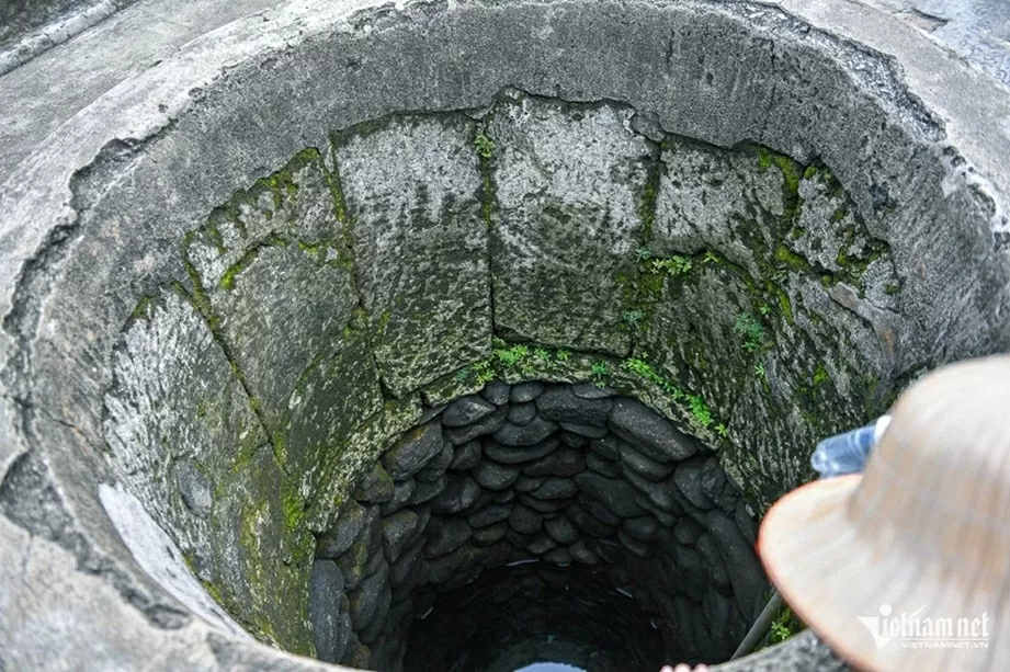 Giếng cổ Lý Sơn chưa bao giờ nhiễm mặt hay khô cạn, nước luôn trong vắt, mát lạnh, ngon ngọt Giếng cổ Lý Sơn chưa bao giờ nhiễm mặt hay khô cạn, nước luôn trong vắt, mát lạnh, ngon ngọt