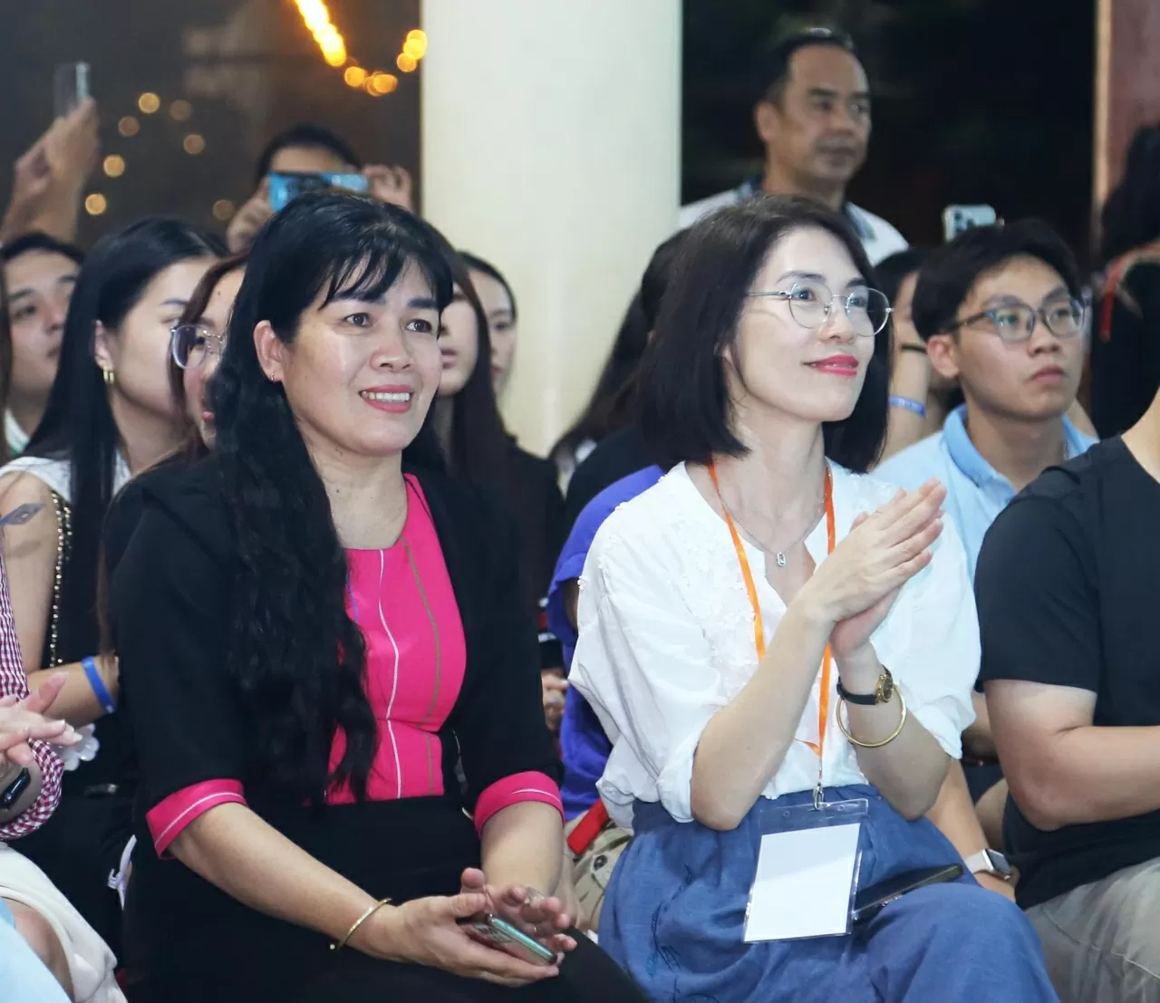 Buổi biểu diễn văn hóa có sự tham dự của bà Ngô Thị Thanh Mai, Phó Chủ nhiệm Uỷ ban Nhà nước về người Việt Nam ở nước ngoài, Bộ Ngoại giao; bà Nguyễn Thụy Phương Hiếu, Phó Giám đốc Sở Văn hóa, Thể thao và Du lịch tỉnh Đắk Lắk. (Ảnh: Thành Long)