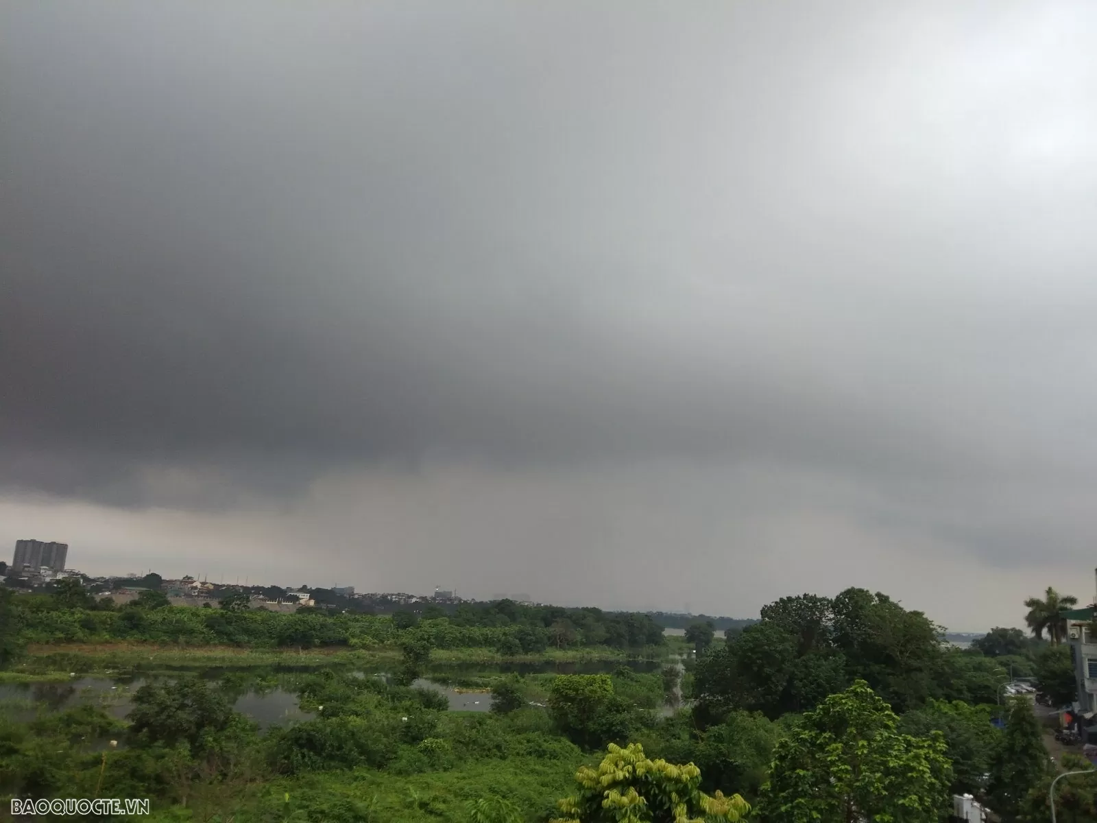 Áp thấp nhiệt đới tại Philippines có khả năng mạnh lên thành bão, đi vào Biển Đông, gây mưa lớn ở Bắc Bộ