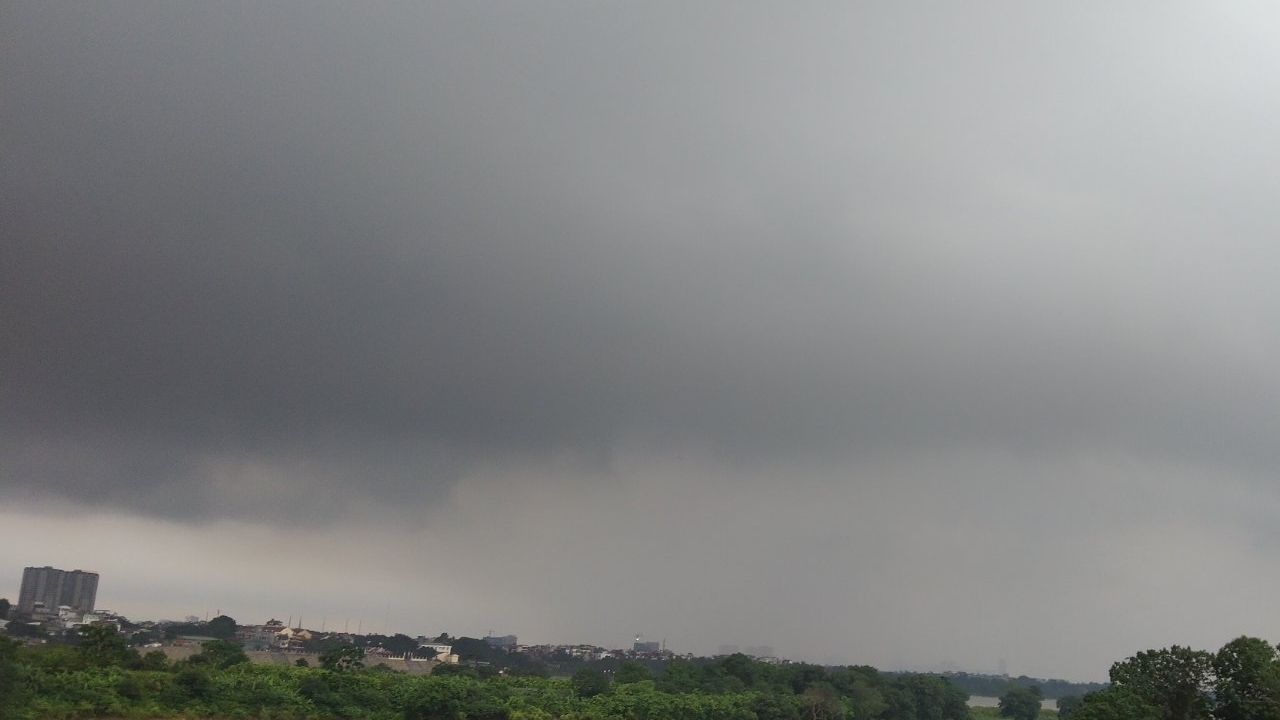 Áp thấp nhiệt đới tại Philippines có khả năng mạnh lên thành bão, đi vào Biển Đông, gây mưa lớn ở Bắc Bộ