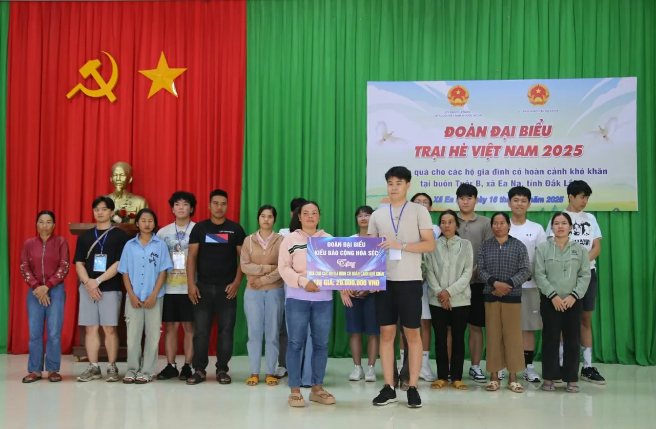 Đoàn kiều bào Cộng hòa Cezch ủng hộ bà con Buôn Tuôr B có hoàn cảnh khó khăn. (Ảnh: Thành Long)