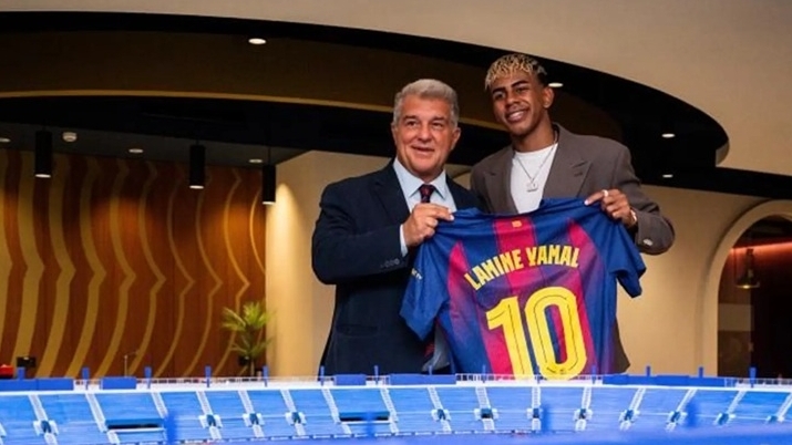 Yamal rạng rỡ nhận số áo huyền thoại của Barca