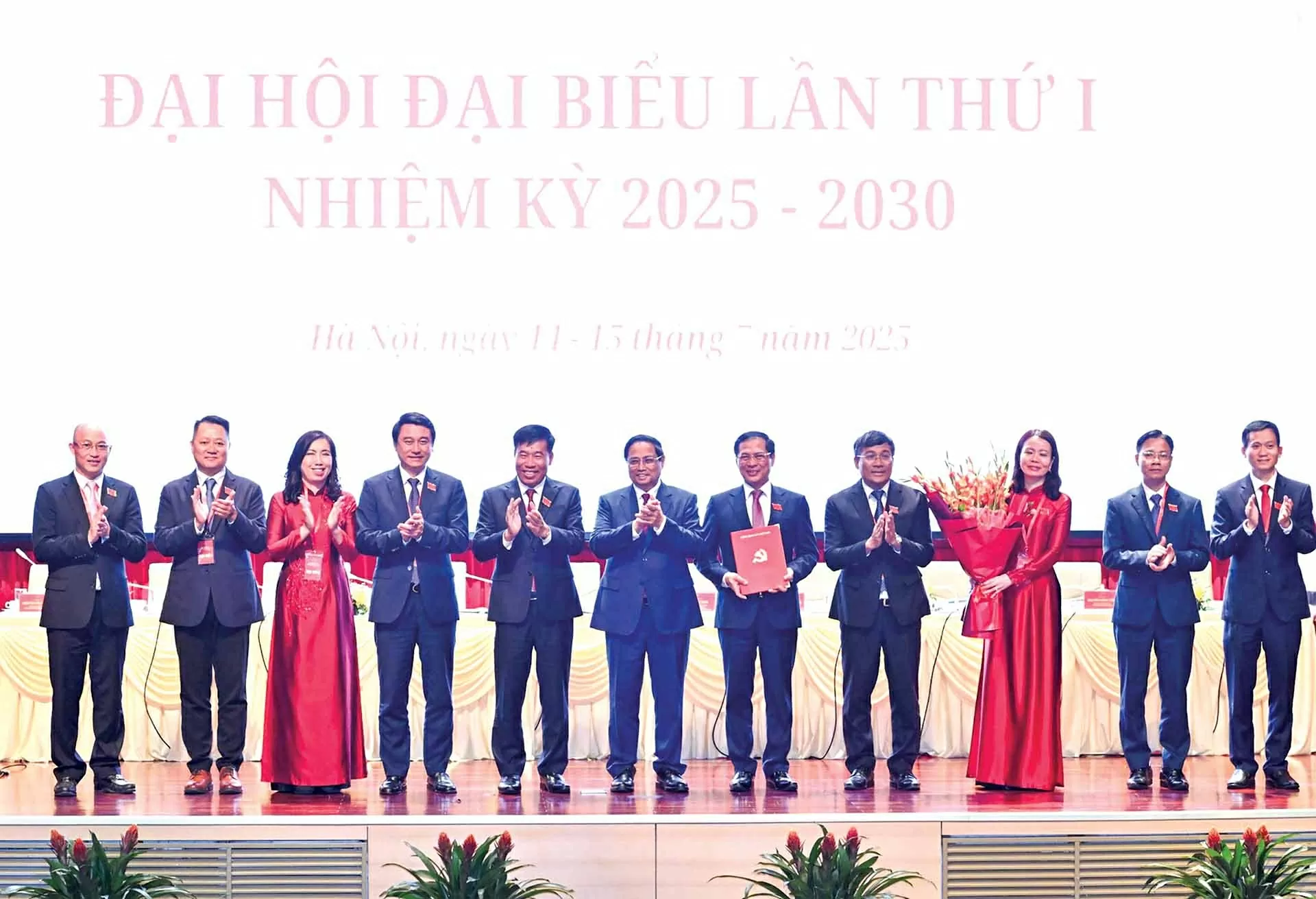 Tiếp nối vẻ vang, vươn mình cùng đất nước Tiếp nối vẻ vang, vươn mình cùng đất nước