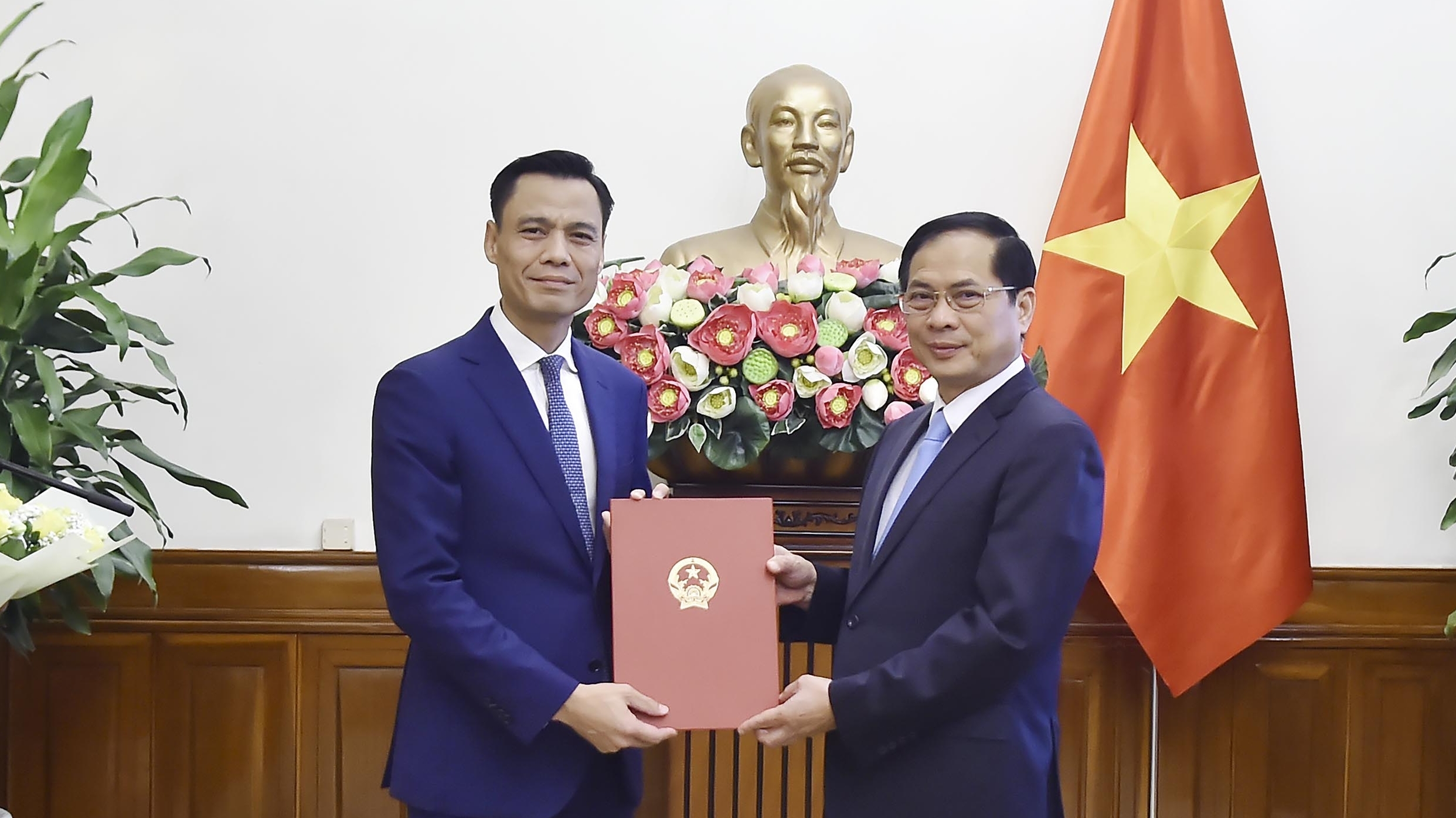 Phó Thủ tướng, Bộ trưởng Bùi Thanh Sơn trao quyết định bổ nhiệm Thứ trưởng Ngoại giao