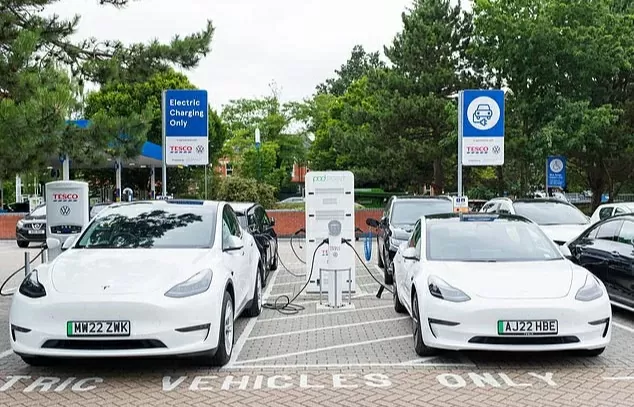 Người mua xe điện mới ở Anh dưới 37.000 bảng sẽ được hỗ trợ tới 3.750 bảng. (Nguồn: Shutterstock) Người mua xe điện mới ở Anh dưới 37.000 bảng sẽ được hỗ trợ tới 3.750 bảng. (Nguồn: Shutterstock)