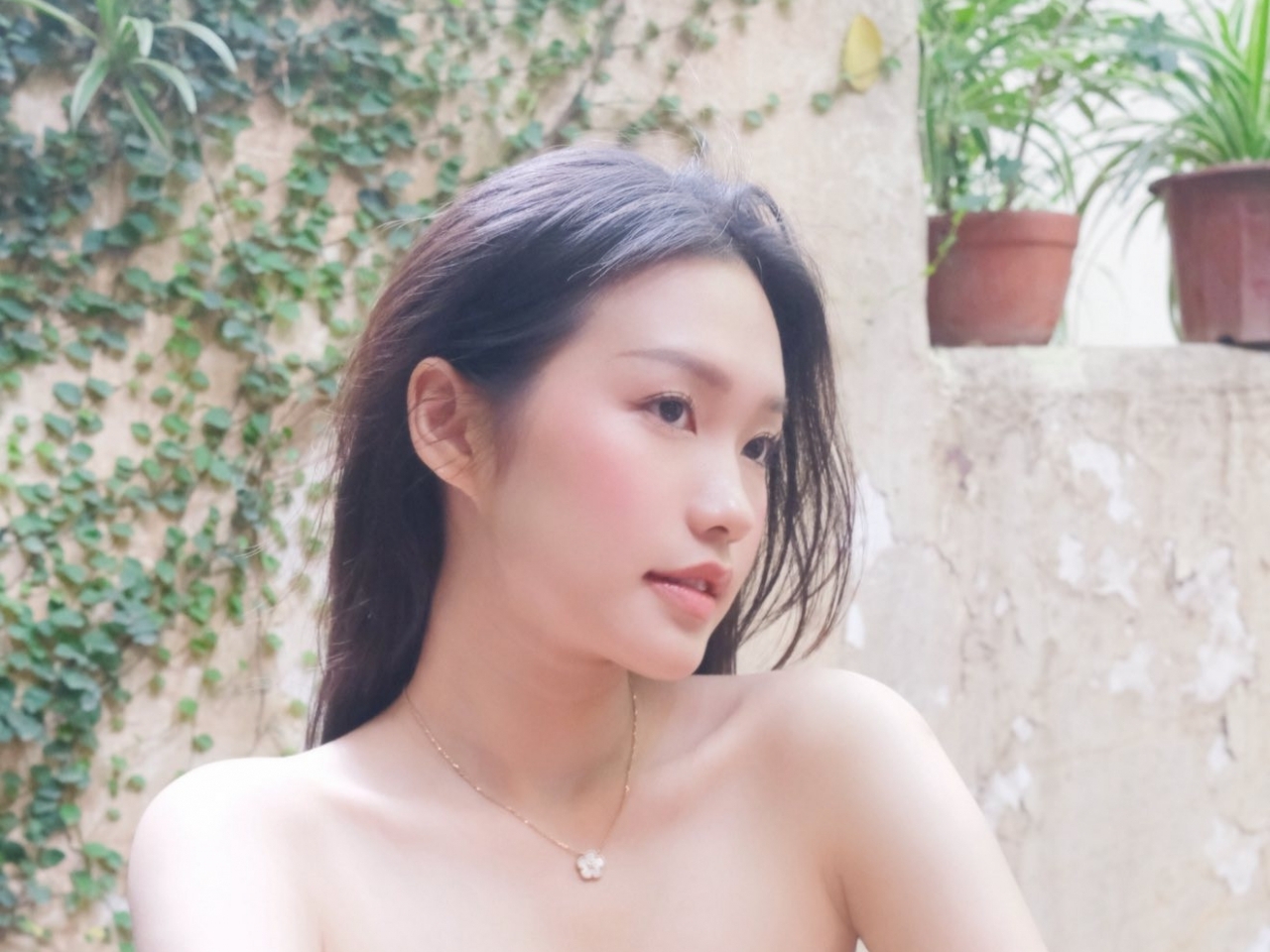 Sao Việt: BTV Hoài Anh đẹp mộng mơ với đầm tím, Doãn Hải My mặc gợi cảm