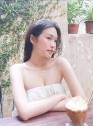 Sao Việt: BTV Hoài Anh đẹp mộng mơ với đầm tím, Doãn Hải My mặc gợi cảm