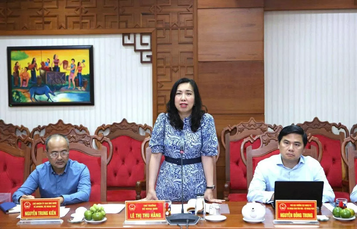 Thứ trưởng Lê Thị Thu Hằng phát biểu tại buổi làm việc. 