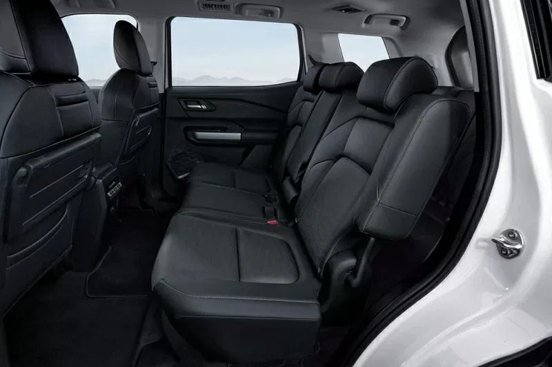 Cửa gió âm trần và cổng sạc USB-A, USB-C được bố trí ở cả hàng ghế thứ hai và ba Cửa gió âm trần và cổng sạc USB-A, USB-C được bố trí ở cả hàng ghế thứ hai và ba