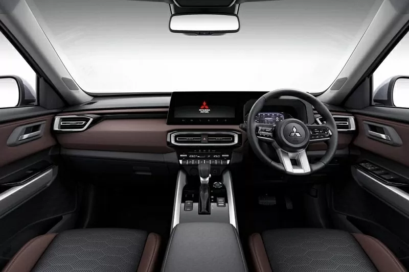 Khu vực bệ trung tâm đơn giản hơn DST Concept, thiếu cần số điện tử mô phỏng cần lái của máy bay phản lực và núm xoay chuyển chế độ lái Khu vực bệ trung tâm đơn giản hơn DST Concept, thiếu cần số điện tử mô phỏng cần lái của máy bay phản lực và núm xoay chuyển chế độ lái