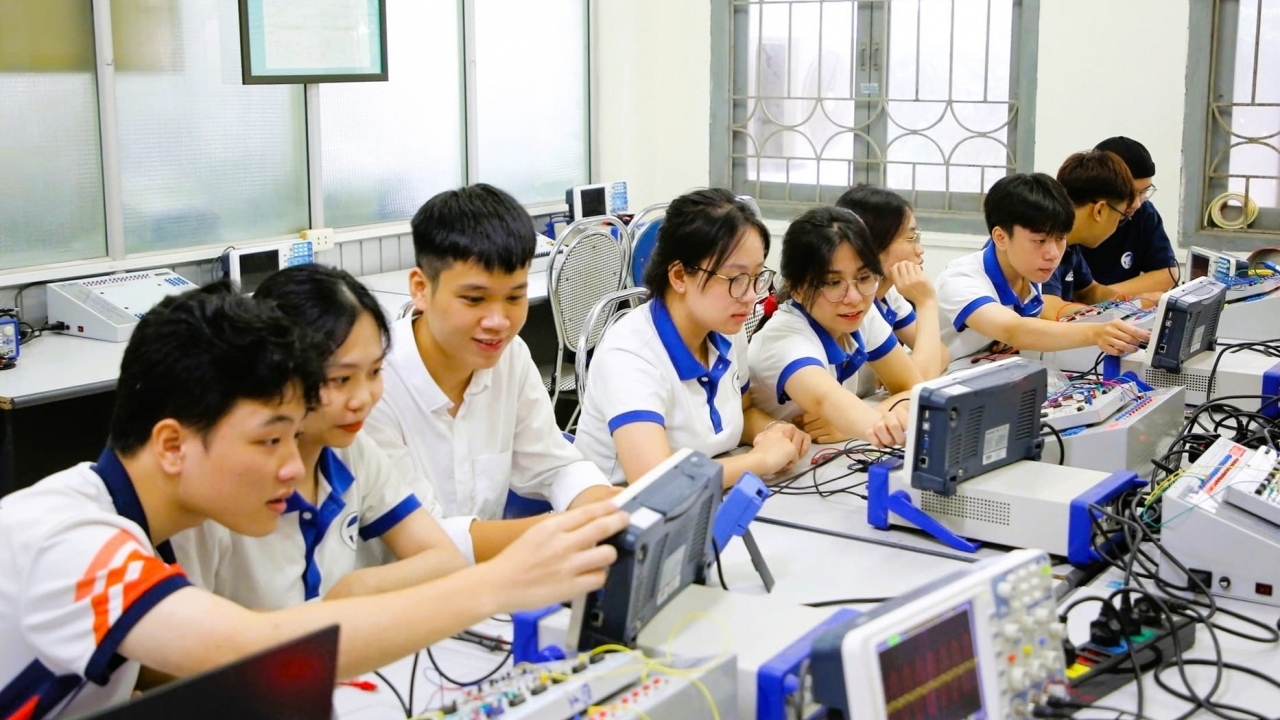 Trường Đại học Công nghệ (ĐHQGHN) công bố điểm sàn xét tuyển năm 2025, thấp nhất 22 điểm