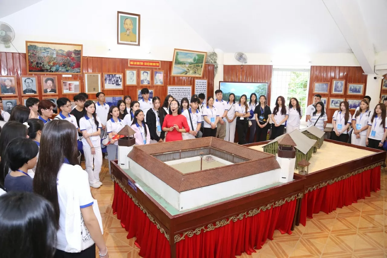 Các kiều bào trẻ tham quan phòng trưng bày, tìm hiểu về những chiến công hiển hách, những hy sinh của các thế hệ đi trước. (Ảnh: Thành Long)