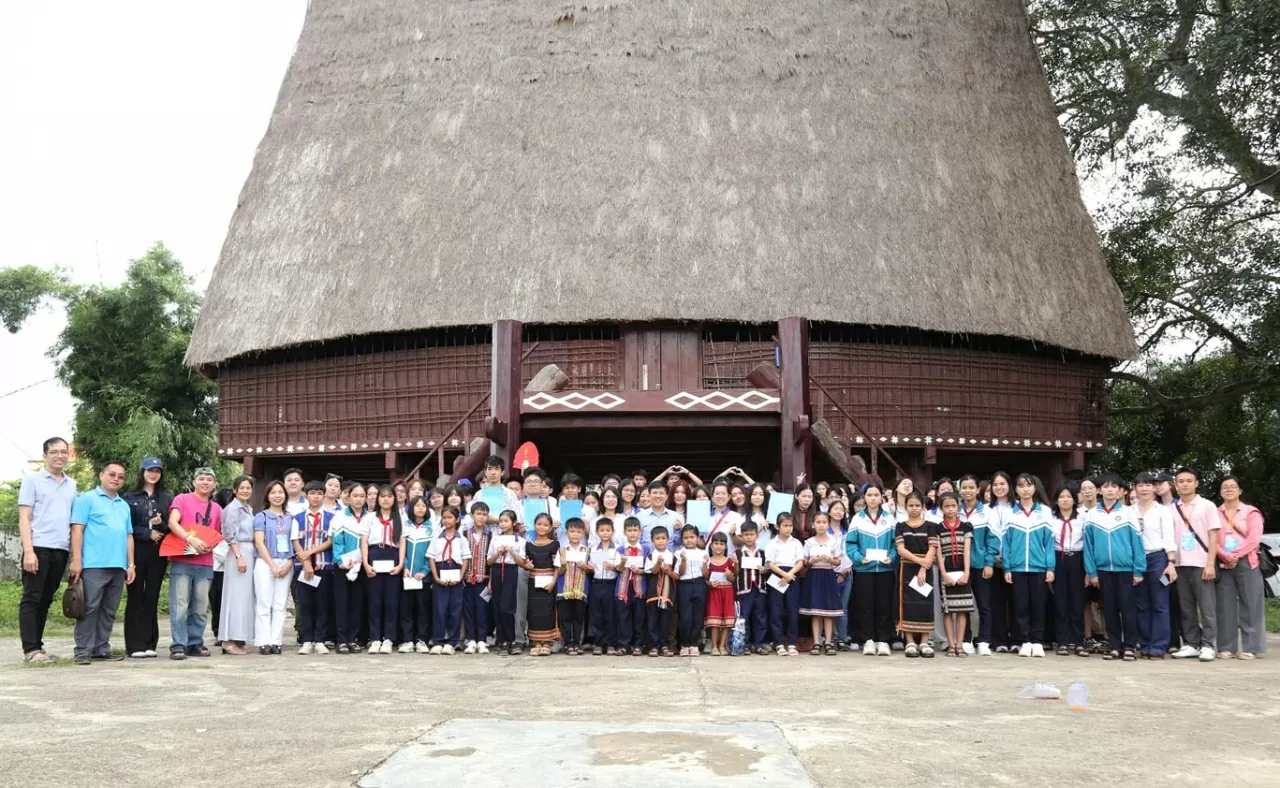Đoàn Trại hè Việt Nam 2025 đã tổ chức chương trình tặng quà cho học sinh có hoàn cảnh khó khăn vượt khó tại tại Nhà rông KonKlo, phường Kon Tum. (Ảnh: Thành Long)