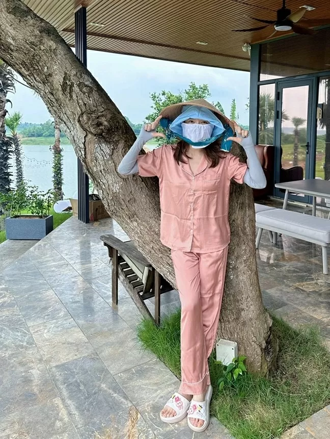 Lý Nhã Kỳ mặc đồ ngủ, đội nón, đeo khẩu trang, găng tay kín mít trước khi làm vườn. (Nguồn: Facebook) Lý Nhã Kỳ mặc đồ ngủ, đội nón, đeo khẩu trang, găng tay kín mít trước khi làm vườn. (Nguồn: Facebook)