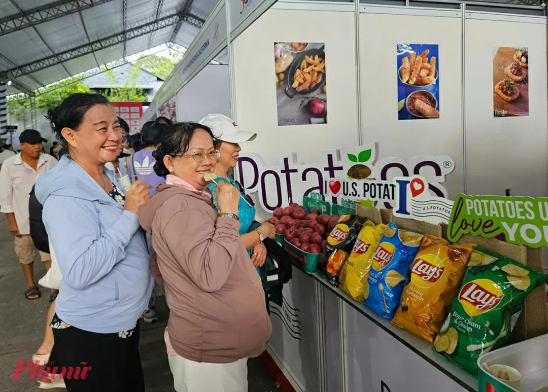 Người tiêu dùng trải nghiệm sản phẩm chế biến từ khoai tây tại gian hàng của Hội đồng Khoai tây Hoa Kỳ. (Nguồn: Báo Phụ nữ) Người tiêu dùng trải nghiệm sản phẩm chế biến từ khoai tây tại gian hàng của Hội đồng Khoai tây Hoa Kỳ. (Nguồn: Báo Phụ nữ)