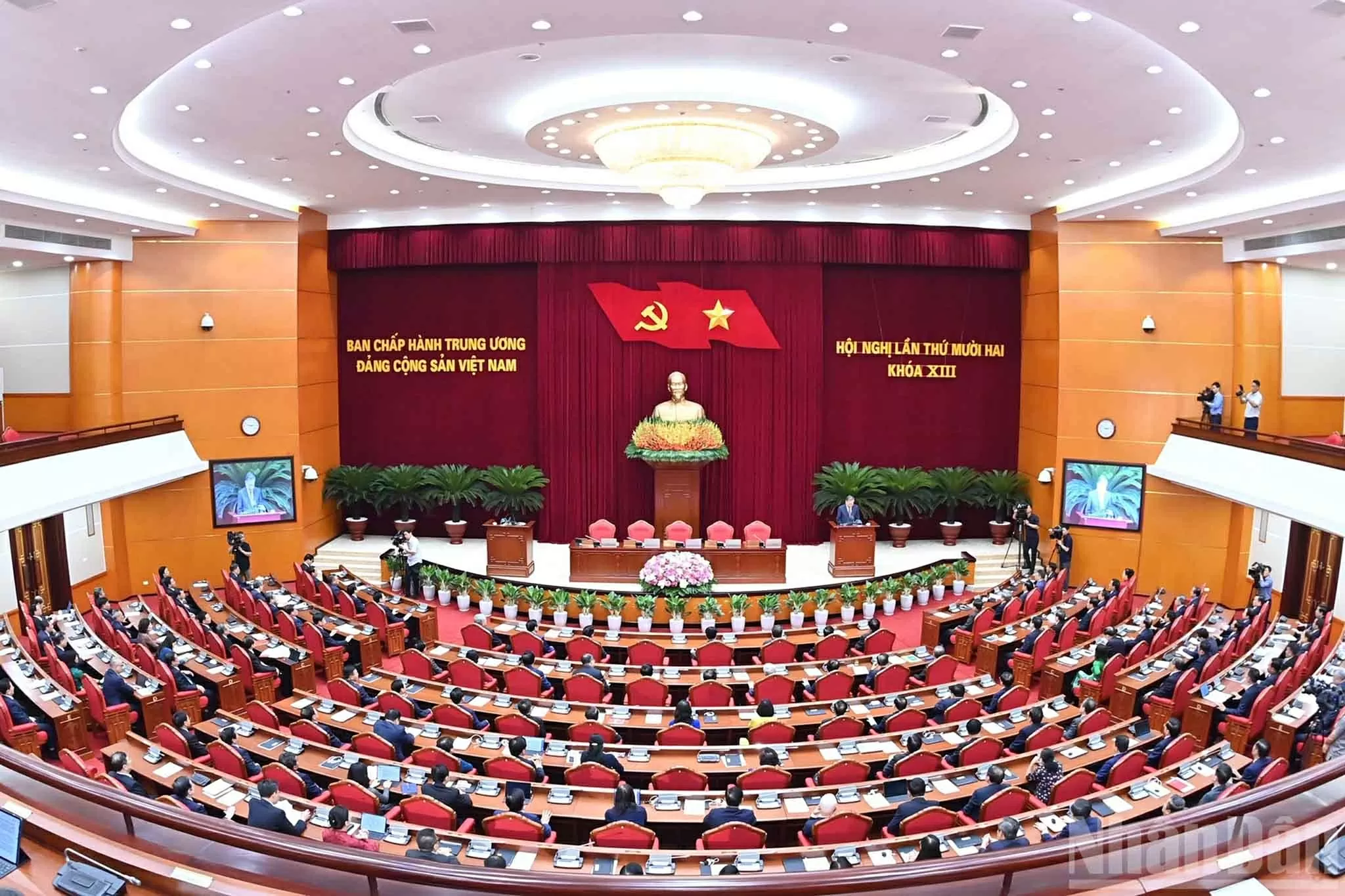 Bế mạc Hội nghị lần thứ 12 Ban Chấp hành Trung ương Đảng khóa XIII. (Nguồn: Báo Nhân dân) Bế mạc Hội nghị lần thứ 12 Ban Chấp hành Trung ương Đảng khóa XIII. (Nguồn: Báo Nhân dân)