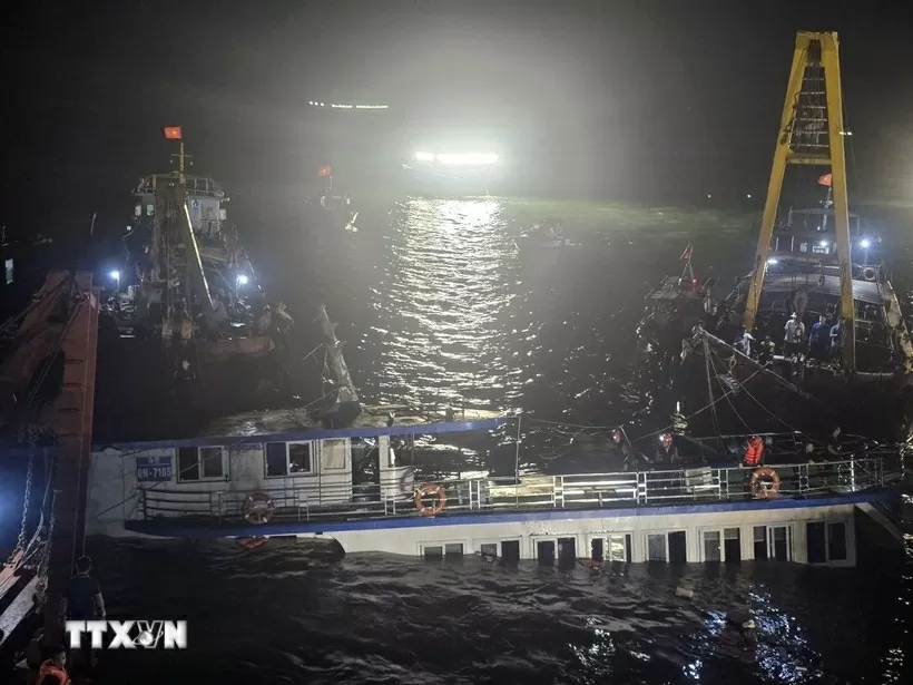 Lúc 2 giờ ngày 20/7, lực lượng chức năng thực hiện bơm hút nước trong tàu để tiến hành lai dắt về bờ. (Ảnh: Thanh Vân/TTXVN) Lúc 2 giờ ngày 20/7, lực lượng chức năng thực hiện bơm hút nước trong tàu để tiến hành lai dắt về bờ. (Ảnh: Thanh Vân/TTXVN)