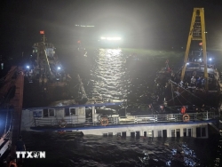 Cập nhật vụ lật tàu trên vịnh Hạ Long: 10 người được cứu sống, 37 người tử vong