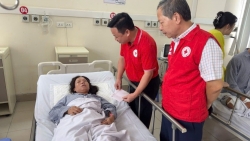 Vụ lật tàu du lịch tại Vịnh Hạ Long: Trung ương Hội Chữ thập đỏ Việt Nam thăm hỏi, hỗ trợ các nạn nhân