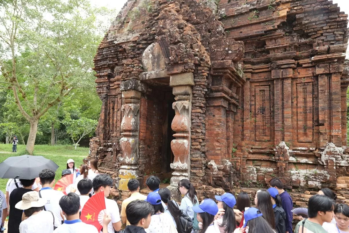 Các kiều bào trẻ tham quan những quần thể di tích kiến trúc đền tháp của người Chăm Pa. (Ảnh: Thành Long)