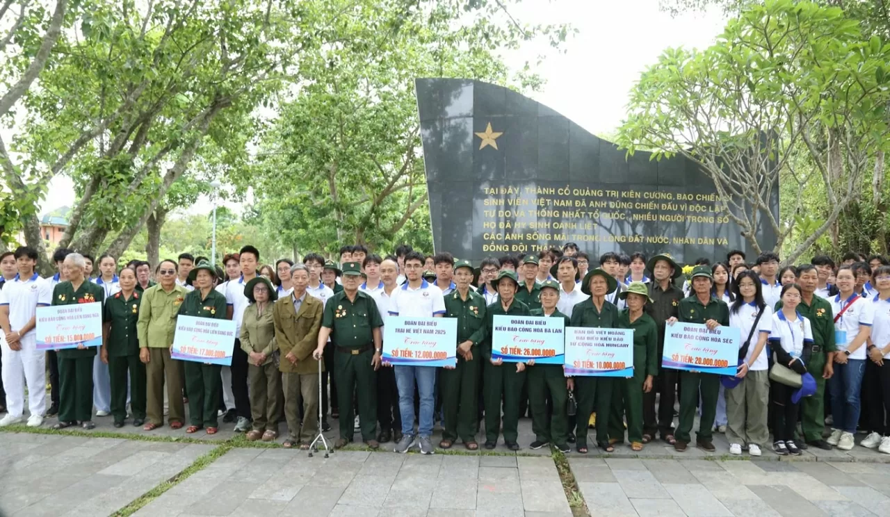 Buổi gặp gỡ và trao quà cho 34 cựu chiến binh tại Quảng Trị. (Ảnh: Thành Long)