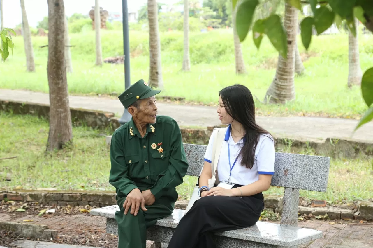 Sau khi trao quà, các kiều bào trẻ có dịp được ngồi và lắng nghe các cựu chiến binh kể câu chuyện thời chiến. (Ảnh: Thành Long) Sau khi trao quà, các kiều bào trẻ có dịp được ngồi và lắng nghe các cựu chiến binh kể câu chuyện thời chiến. (Ảnh: Thành Long)