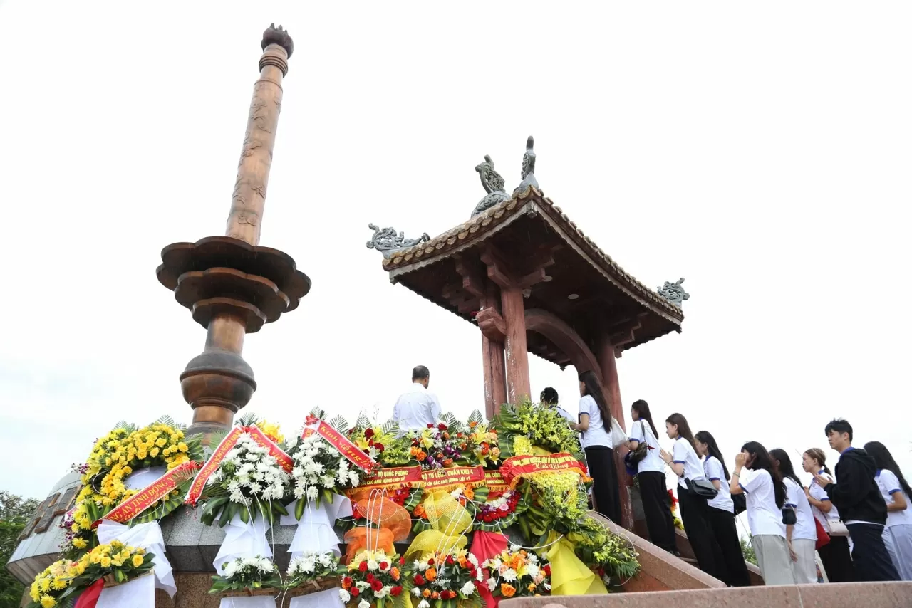 Đại biểu kiều bào dâng hương tưởng nhớ những anh hùng liệt sĩ đã hy sinh tại Quảng Trị. (Ảnh: Thành Long)