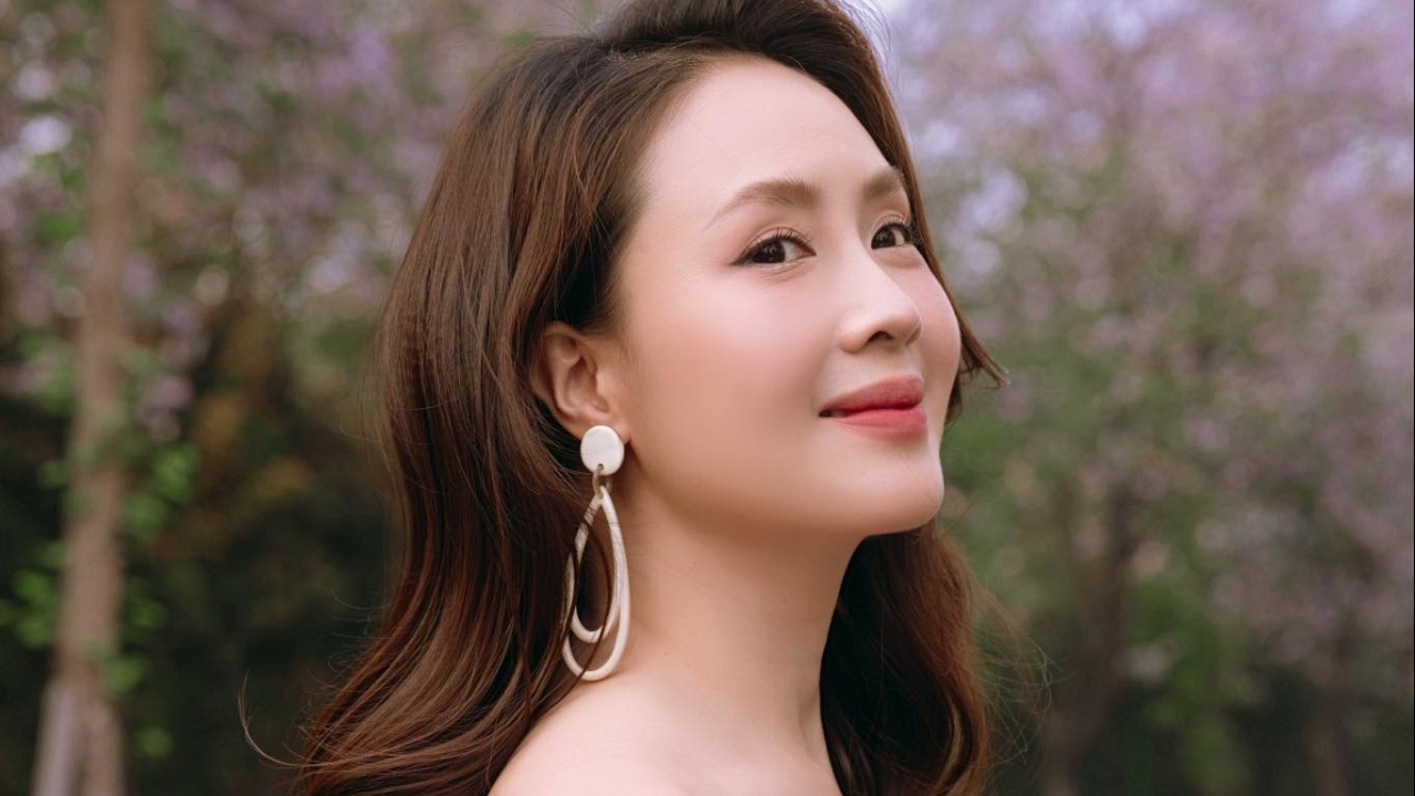 Ngắm nét dịu dàng của diễn viên Hồng Diễm