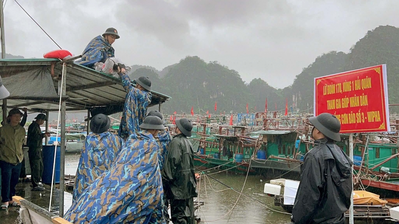 45 cán bộ, chiến sĩ Lữ đoàn 170, Vùng 1 Hải quân giúp dân phòng chống bão Wipha