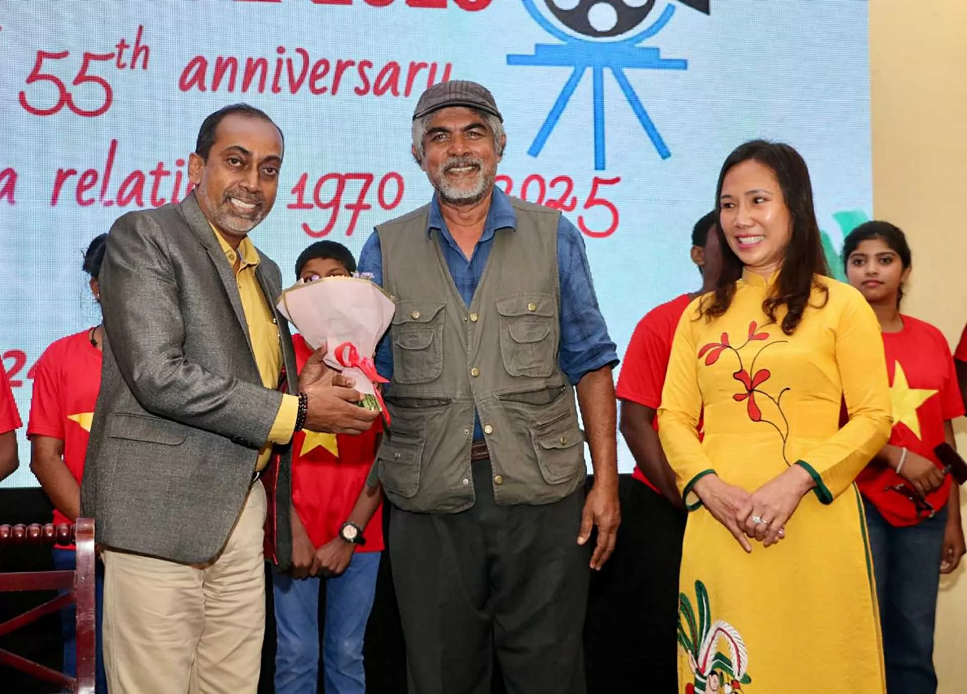 Bộ trưởng Bộ Tôn giáo, phật giáo và văn hóa tặng hoa cho Nhạc sĩ Mohamed Iqbal, người sáng tác bài hát về quan hệ Việt Nam-Sri Lanka.