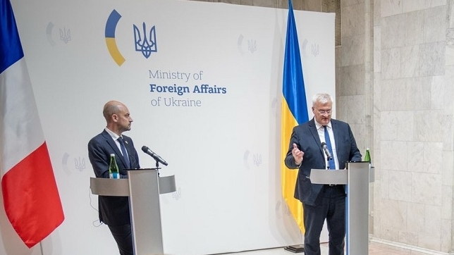Ngoại trưởng Pháp bất ngờ thăm Ukraine, Kiev 'khoe' năng lực