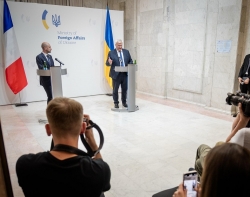 Ngoại trưởng Pháp bất ngờ thăm Ukraine, Kiev 'khoe' năng lực