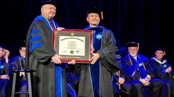 Một doanh nhân Việt Nam được phong tặng danh hiệu Giáo sư danh dự tại Mỹ