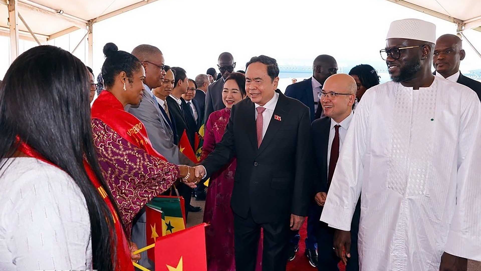 Chủ tịch Quốc hội Trần Thanh Mẫn và Phu nhân tới Dakar, bắt đầu chuyến thăm chính thức Cộng hoà Senegal