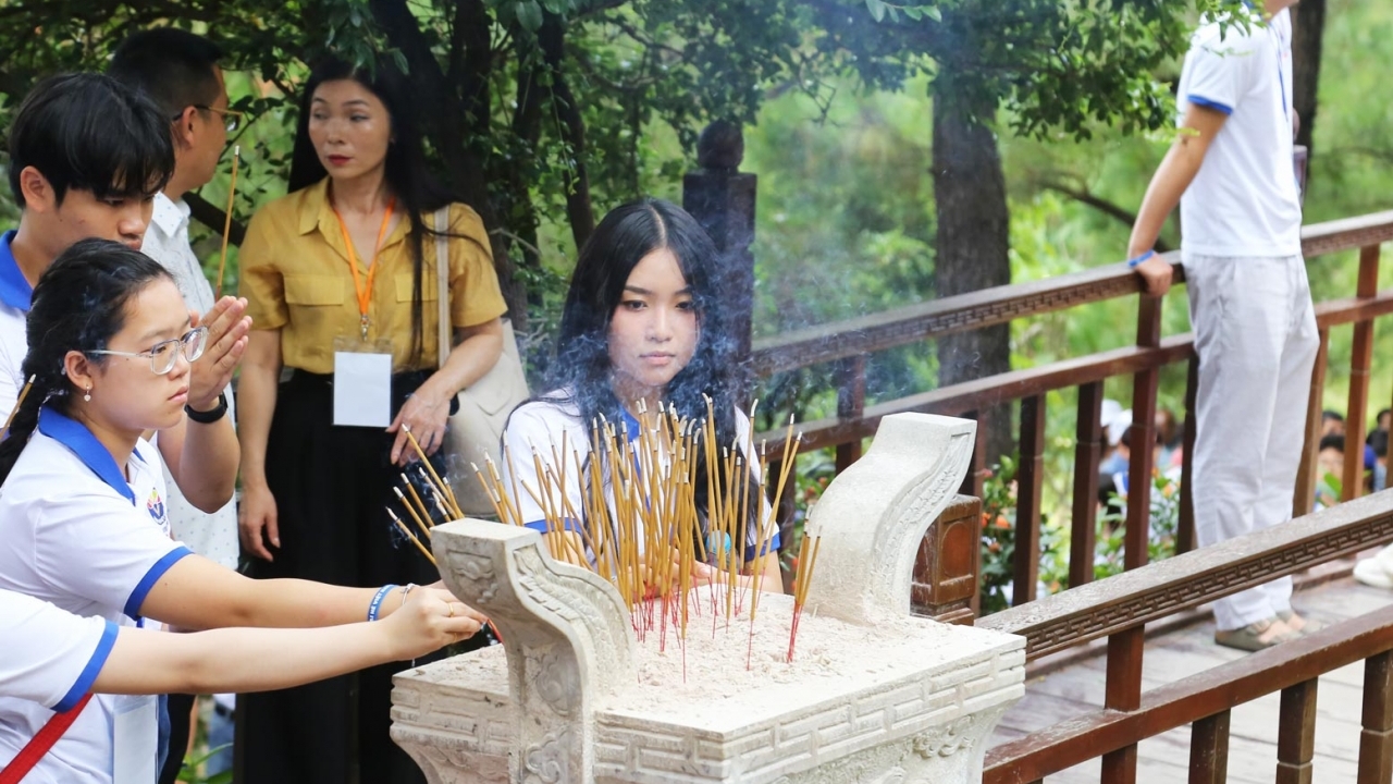Trại hè Việt Nam 2025: Thành kính dâng hương, viếng mộ Đại tướng Võ Nguyên Giáp