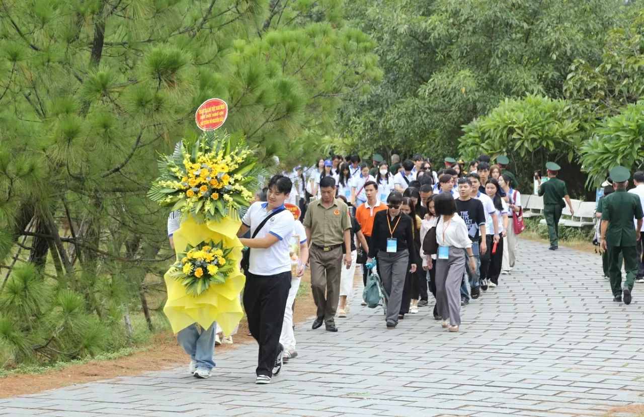 Đoàn Trại hè Việt Nam 2025 dâng hoa viếng mộ Đại tướng Võ Nguyên Giáp. (Ảnh: Thành Long)