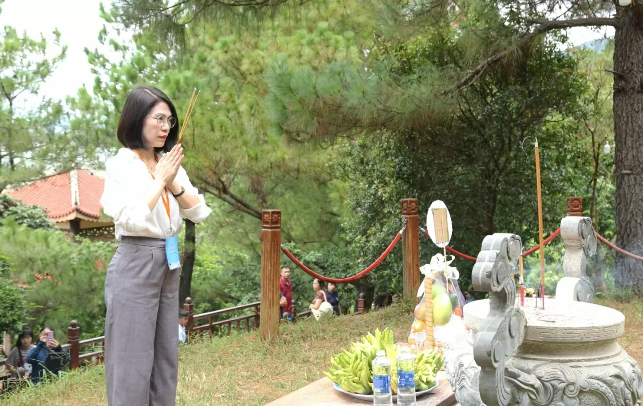 Bà Ngô Thị Thanh Mai thắp nén hương thành kính tướng nhớ Đại tướng. (Ảnh: Thành Long) Bà Ngô Thị Thanh Mai thắp nén hương thành kính tướng nhớ Đại tướng. (Ảnh: Thành Long)